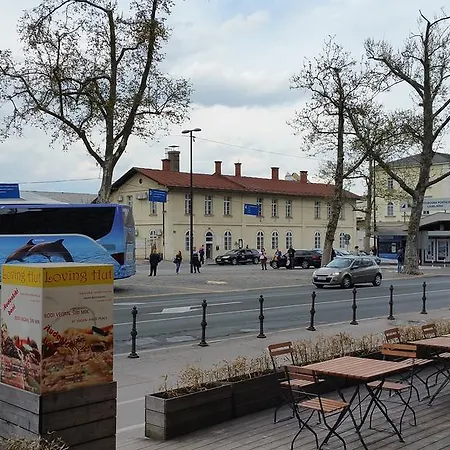 Greg's Great Location Апартаменти