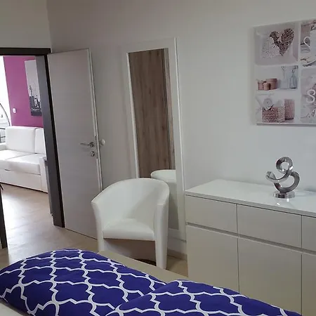 Greg's Great Location Apartment *
