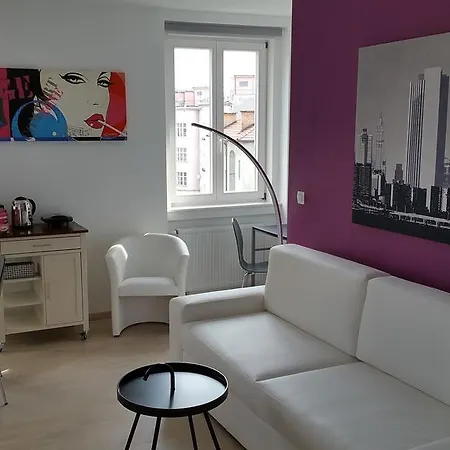 Апартаменти Greg's Great Location *