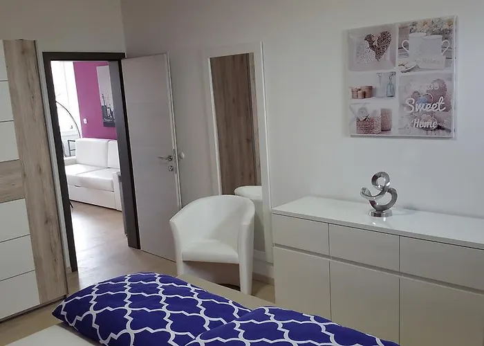 Greg's Great Location Апартаменти *